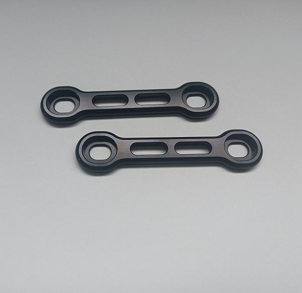 Befestigungscover aus Aluminium schwarz eloxiert ,Softail mit Lochabstand von 96,6 und 89 mm